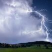 Warum regennasse Haut die Chance erhöht, einen Blitzschlag zu überleben