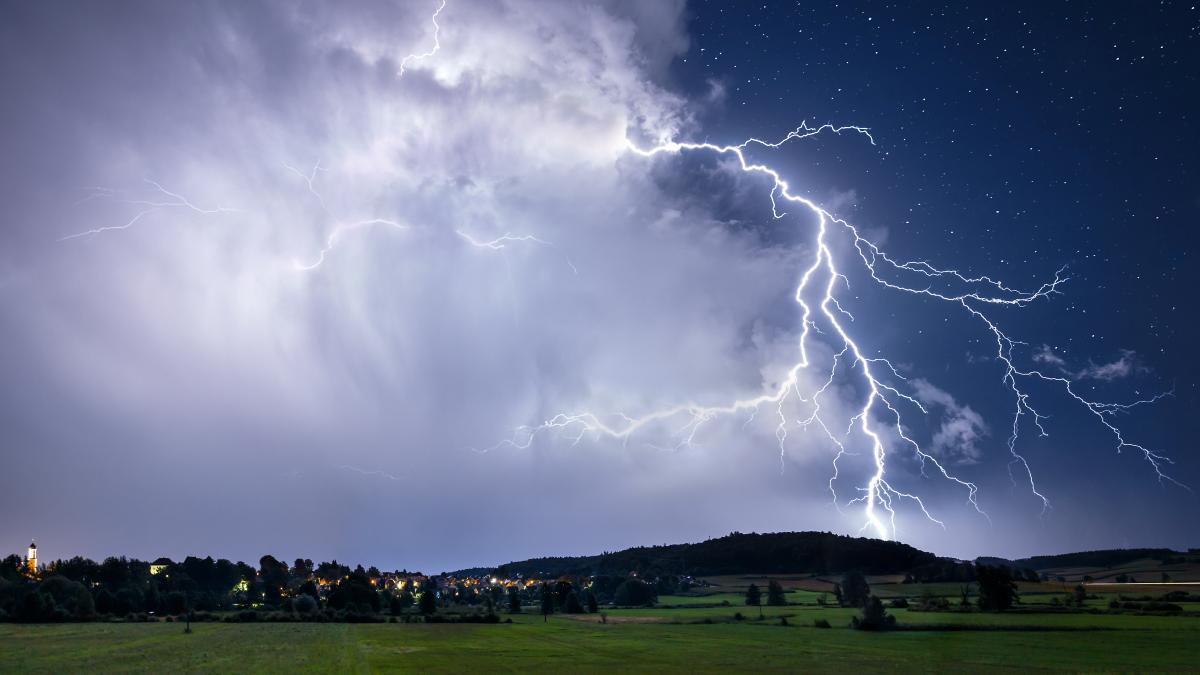 Warum regennasse Haut die Chance erhöht, einen Blitzschlag zu überleben