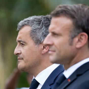 Après l'adoption de la loi immigration, Emmanuel Macron et Gérald Darmanin (ici, en Nouvelle-Calédonie) voulaient tourner la page. Trop vite ?