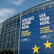 "Allons-nous vers une troisième guerre mondiale ?. L’enjeu des élections européennes est majeur.", estime l'une de nos lectrices (ici, une affiche sur la façade du Parlement européen à Strasbourg).