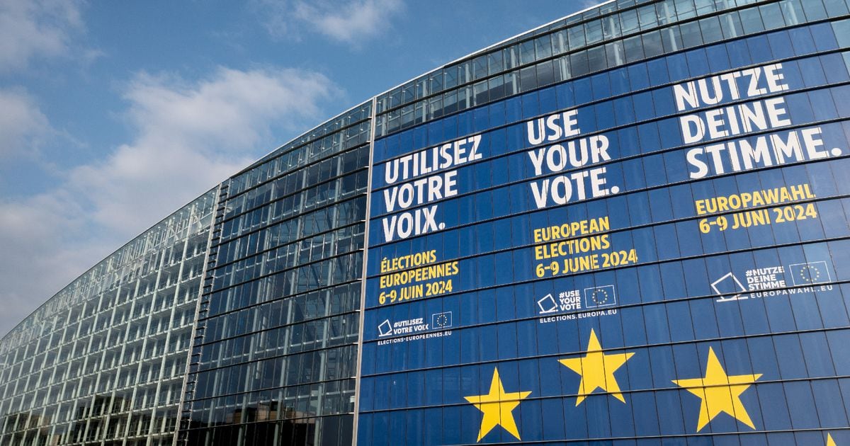 "Allons-nous vers une troisième guerre mondiale ?. L’enjeu des élections européennes est majeur.", estime l'une de nos lectrices (ici, une affiche sur la façade du Parlement européen à Strasbourg).