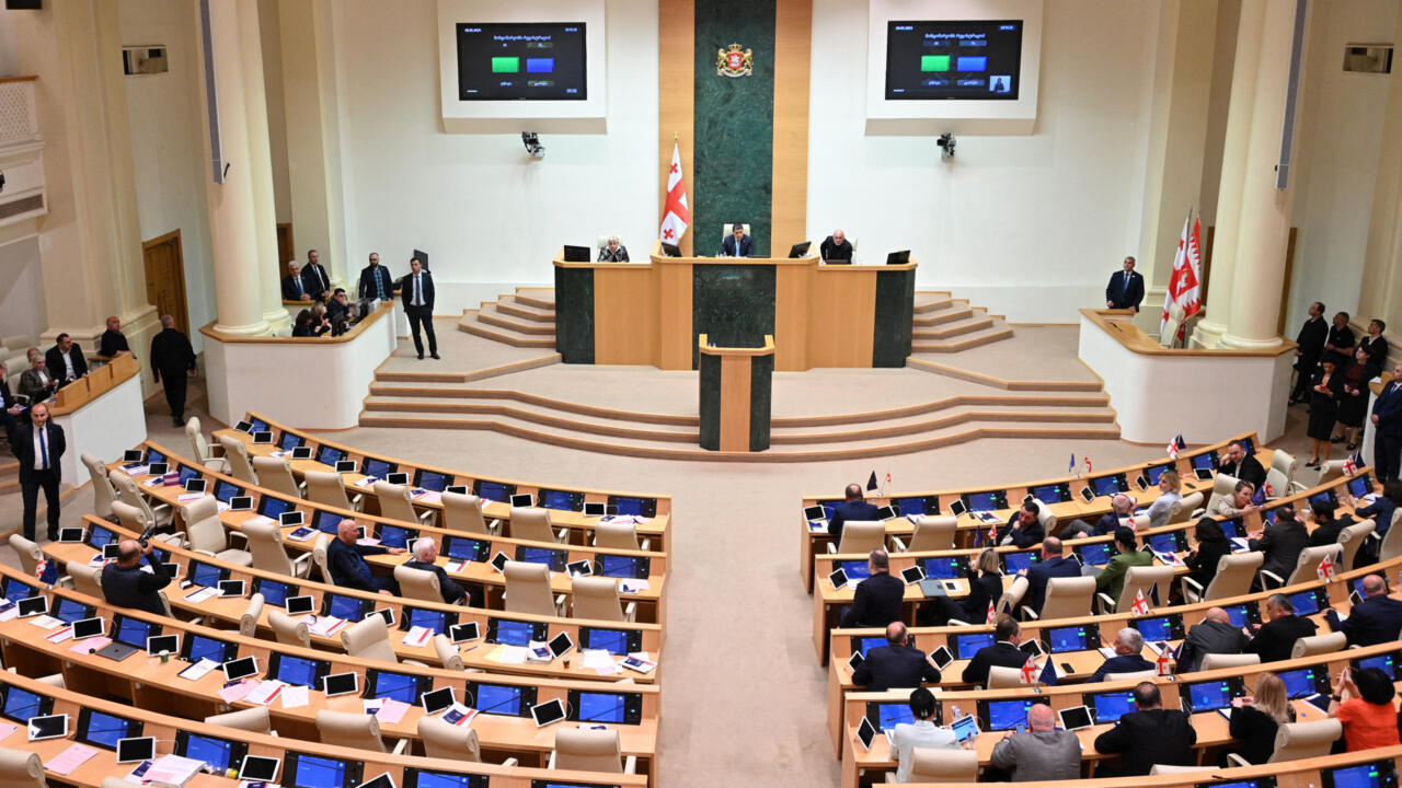 Géorgie : le président du Parlement signe la loi sur l'"influence étrangère", qui entre en vigueur