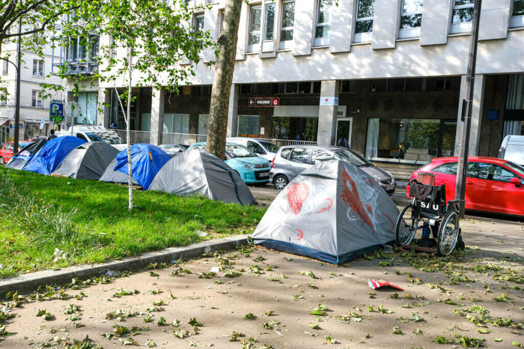 « Il faut être naïf pour ne pas faire le lien avec les JO » : que vont devenir les SDF déplacés de Paris ?