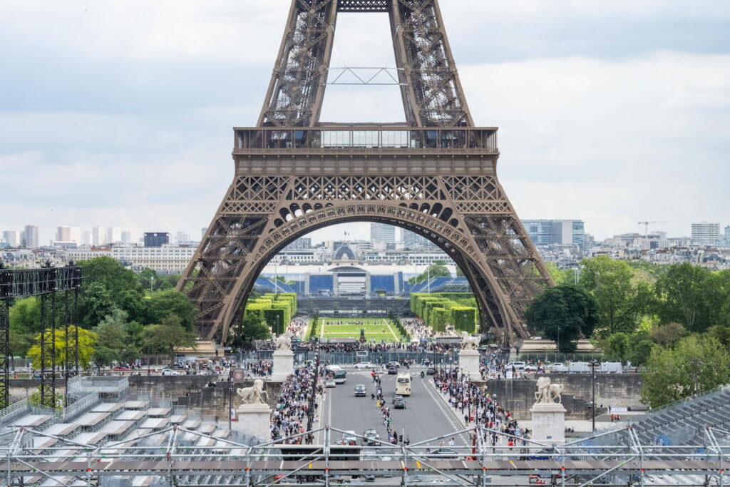 Cercueils à la tour Eiffel : l'étonnant profil des suspects arrêtés