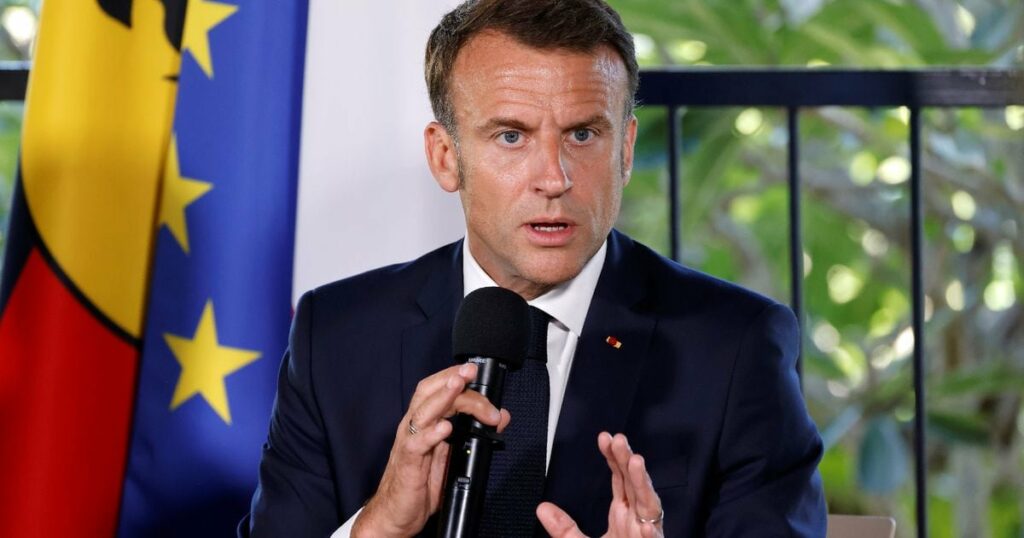 Le président Emmanuel Macron lors d'un réunion avec des représentants locaux à Nouméa en Nouvelle-Calédonie, le 23 mai 2024