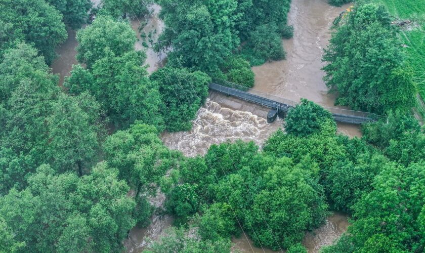 Hochwasser in Süddeutschland: Vermisste Frau wird nach 52 Stunden aus überflutetem Wald gerettet