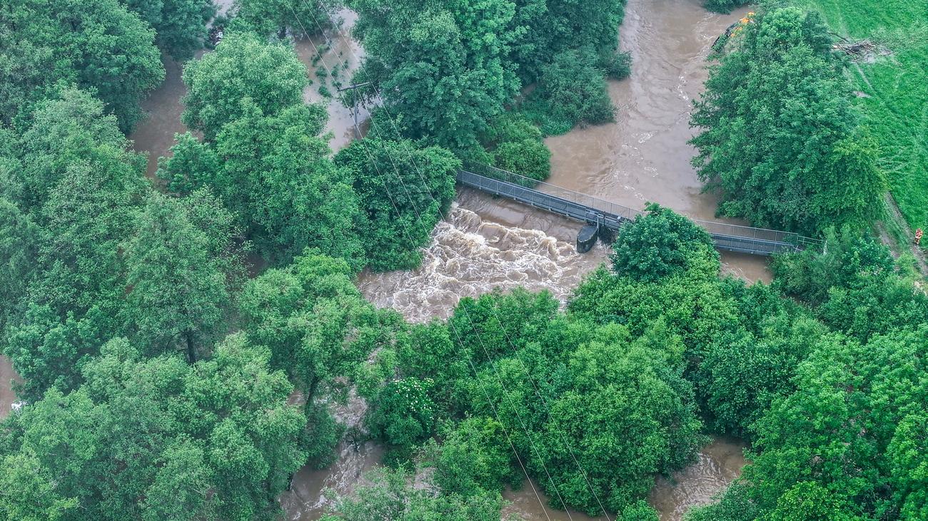 Hochwasser in Süddeutschland: Vermisste Frau wird nach 52 Stunden aus überflutetem Wald gerettet