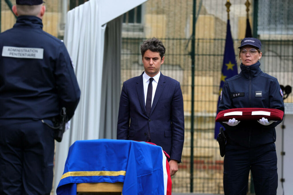 Attal rend hommage aux agents pénitentiaires tués dans l’attaque de leur fourgon, « emportés par la folie meurtrière »