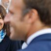 La maire socialiste de Paris Anne Hidalgo et le président français Emmanuel Macron lors de l'inauguration de l'emballage de l'Arc de Triomphe par l'artiste Christo à Paris le 16 septembre 2021