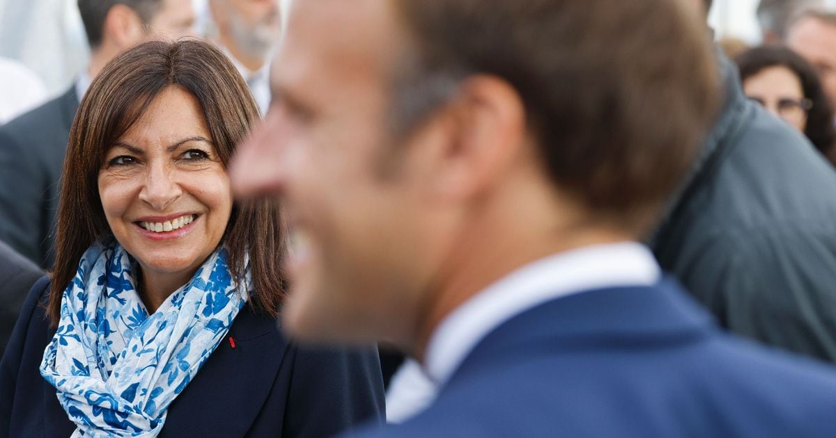 La maire socialiste de Paris Anne Hidalgo et le président français Emmanuel Macron lors de l'inauguration de l'emballage de l'Arc de Triomphe par l'artiste Christo à Paris le 16 septembre 2021