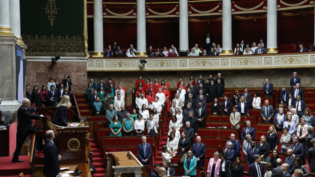 Deux collaborateurs parlementaires LFI vêtus de keffieh à l’Assemblée exclus par Yaël Braun-Pivet