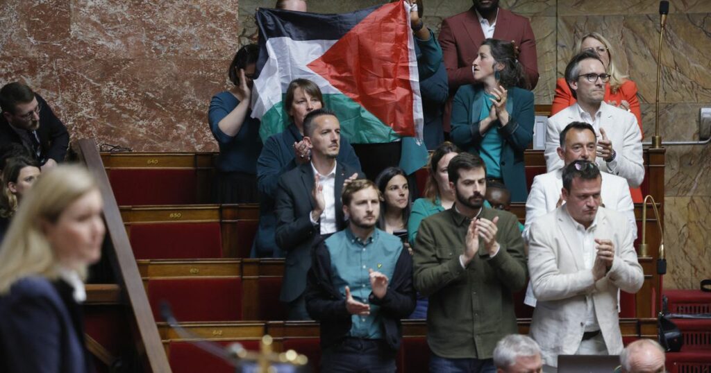 A l'ouverture des débats, des députés écologistes, communistes et LFI s'étaient présentés habillés en noir, rouge, blanc et vert, les couleurs du drapeau palestinien.