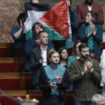 A l'ouverture des débats, des députés écologistes, communistes et LFI s'étaient présentés habillés en noir, rouge, blanc et vert, les couleurs du drapeau palestinien.