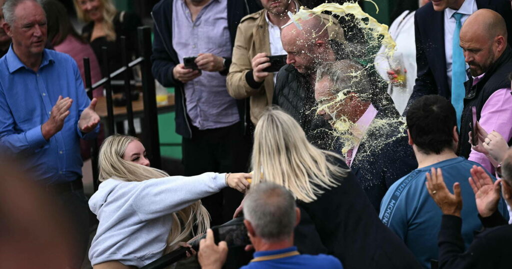 Au Royaume-Uni, Nigel Farage aspergé de milk-shake au premier jour de sa campagne