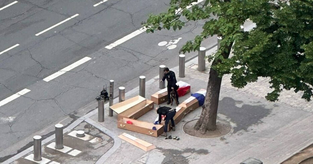 Cinq cercueils retrouvés au pied de la tour Eiffel ce week-end : ce que l’on sait