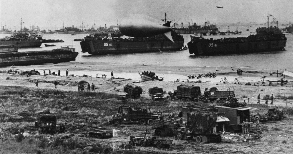 Débarquement des troupes alliées à Utah Beach, à Sainte-Marie-du-Mont, dans la Manche, le 6 juin 1944, durant la Seconde Guerre mondiale