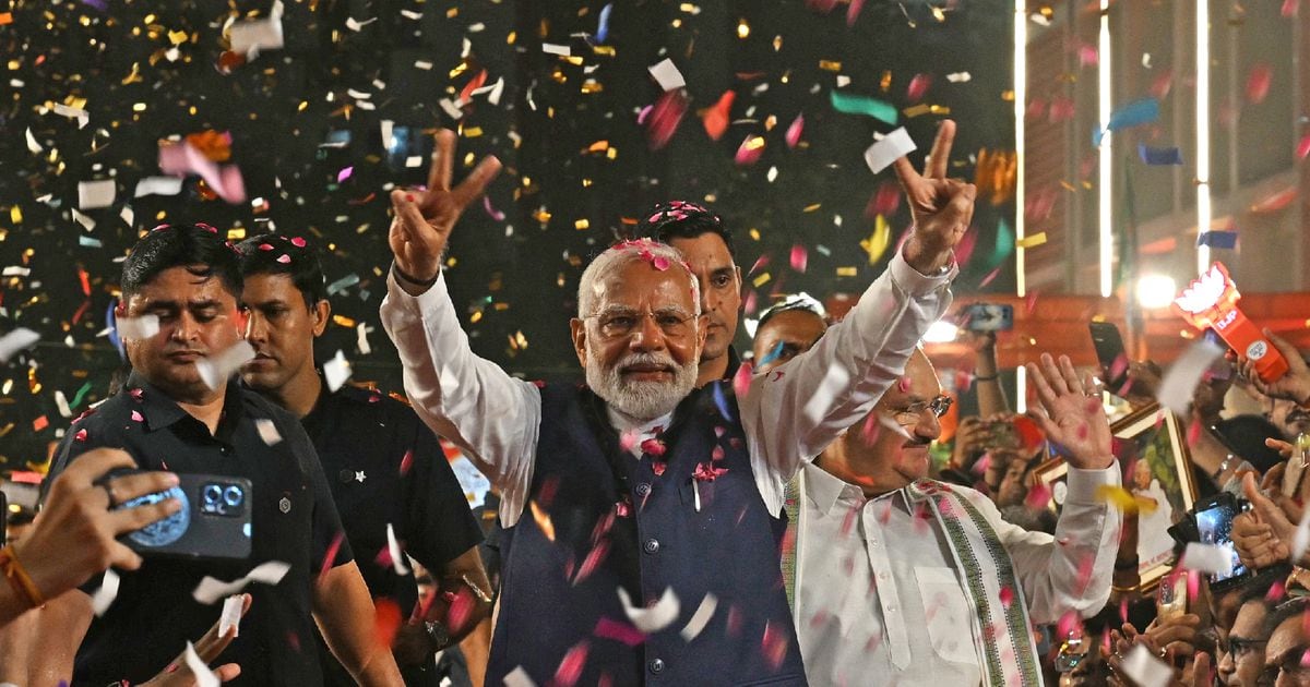 Le Premier ministre indien Narendra Modi fait le signe de la victoire en arrivant au siège de son parti, le BJP, le 4 juin 2024 à New Delhi