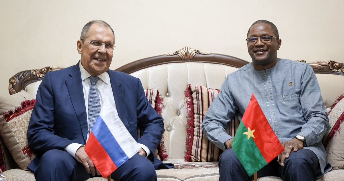 Le ministre russe des Affaires étrangères Sergueï Lavrov avec le ministre des Affaires étrangères du Burkina Faso Jean Marie Karamoko Traore, à Ouagadougou, le 4 juin 2024