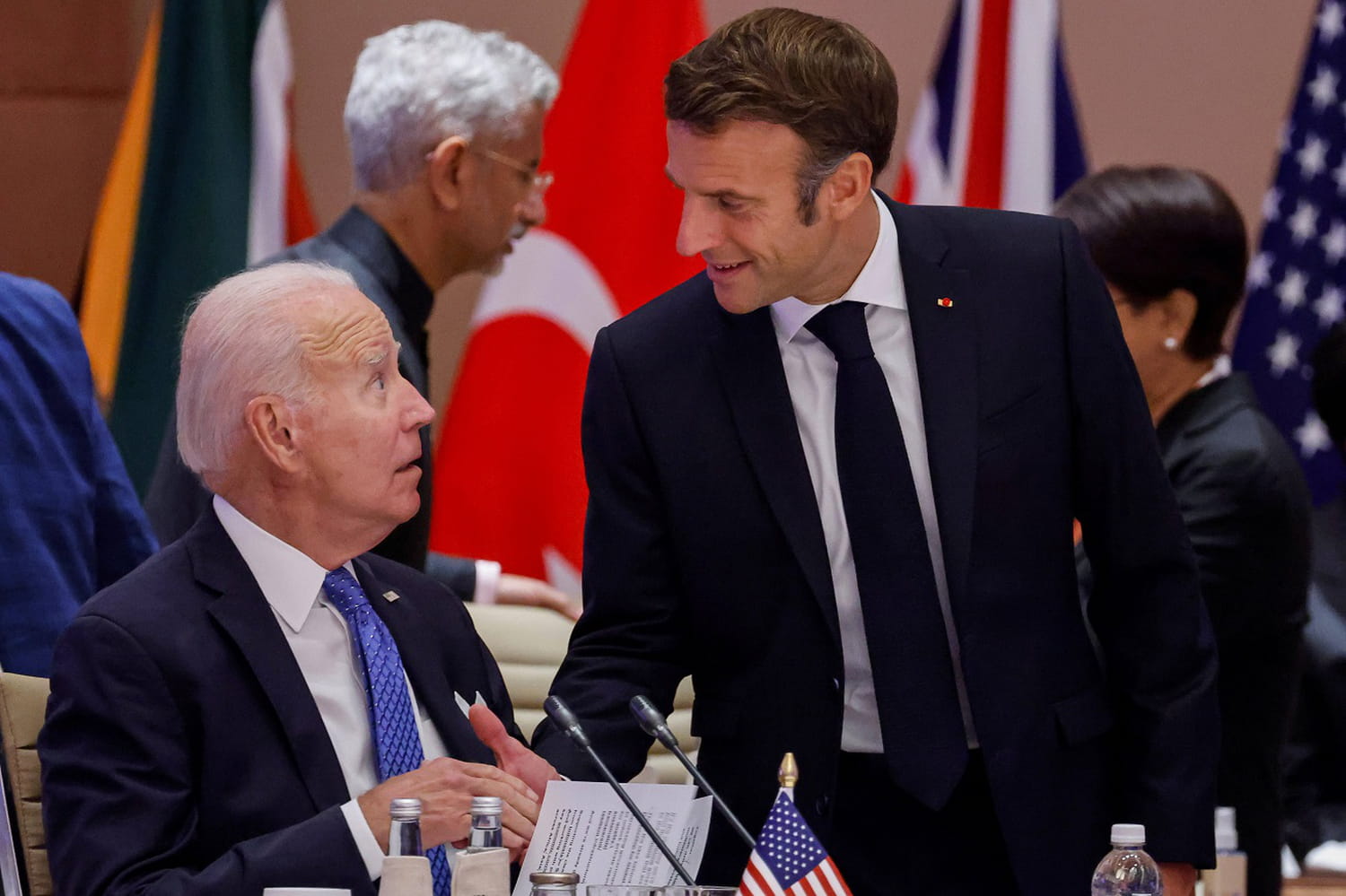 80 ans du débarquement : "un casse-tête"... Ce que Macron a prévu pour Biden