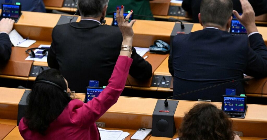 Les membres du Parlement européen participent à un vote en séance plénière à Bruxelles le 10 avril 2024