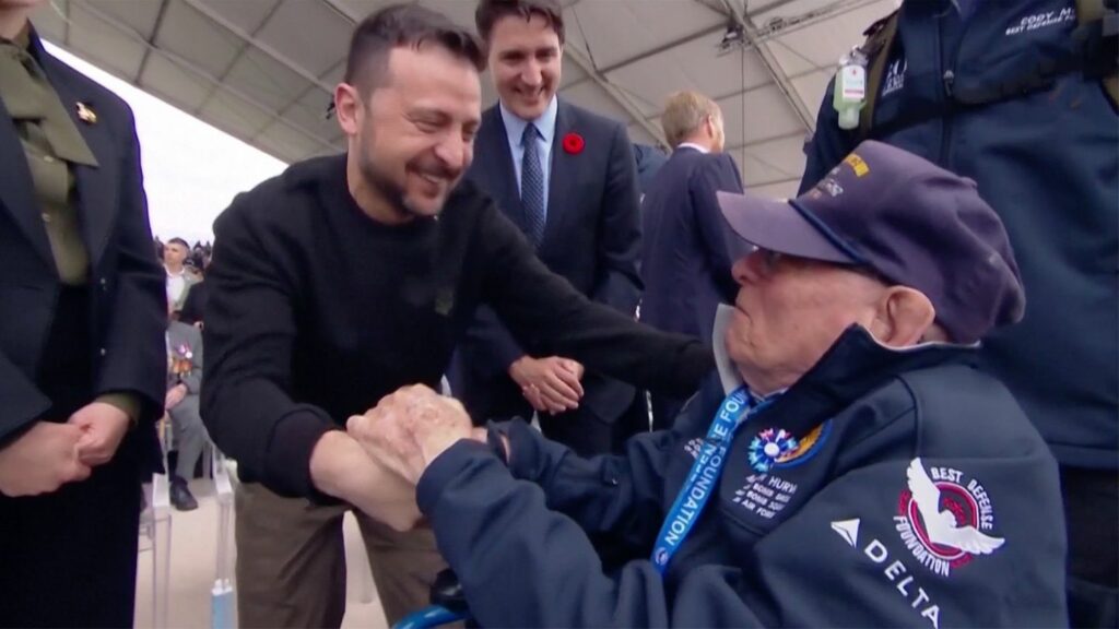 Bewegende Szene: Weltkriegsveteran adelt Selenskyj bei D-Day-Besuch: "Du bist der Retter des Volkes!"