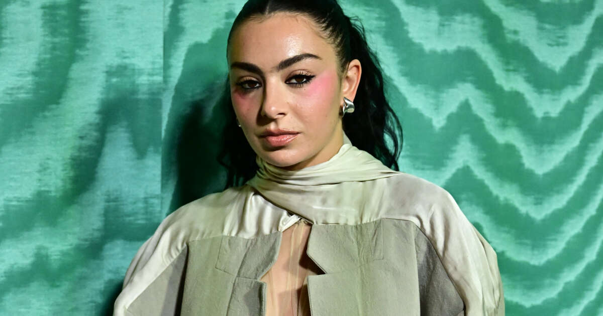 Avec “Brat”, la Britannique Charli XCX livre un album “insolemment underground”