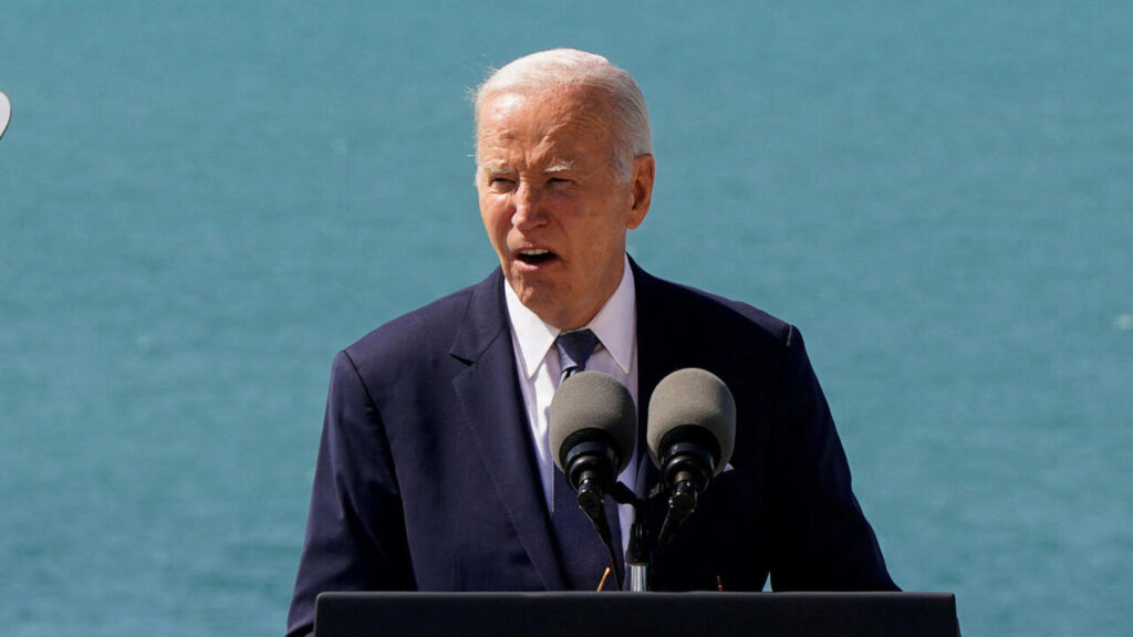 À la Pointe du Hoc, Joe Biden refuse de "croire que la grandeur des États-Unis est fanée"