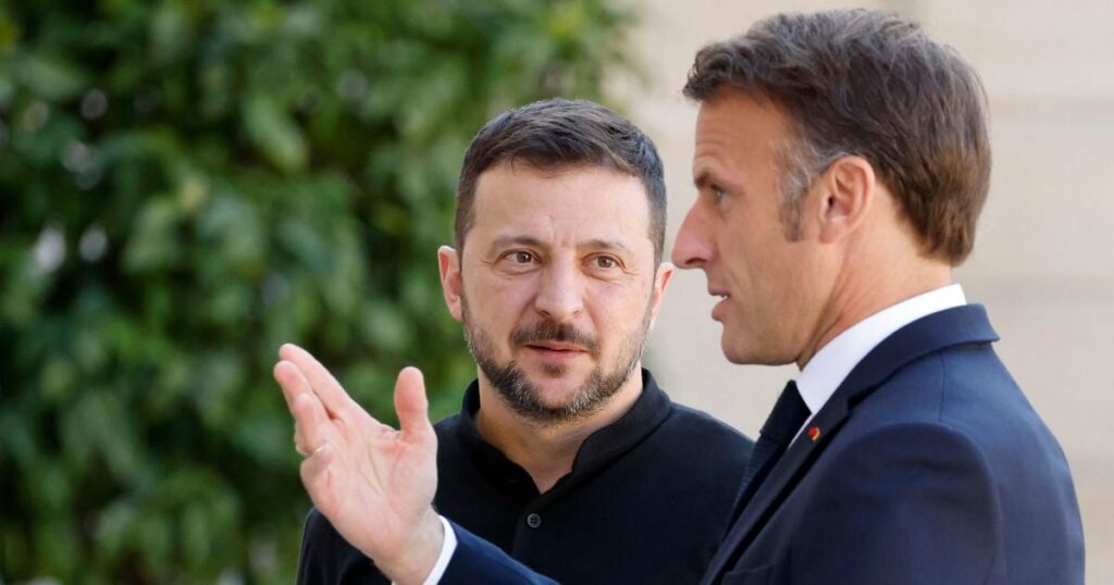 Le président français Emmanuel Macron salue le président ukrainien Volodymyr Zelensky avant leur rencontre bilatérale au palais de l'Élysée à Paris, le 7 juin 2024.