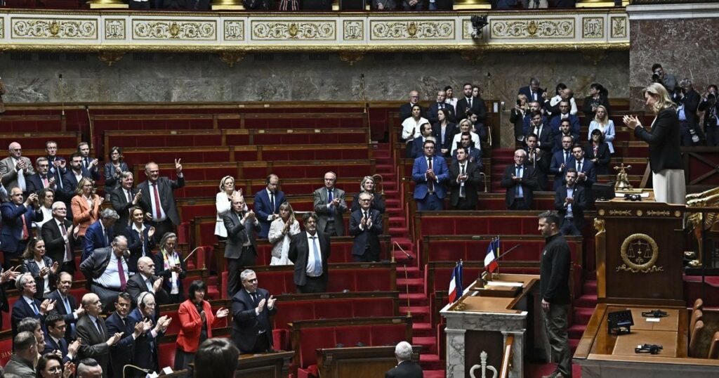 Le président ukrainien Volodymyr Zelensky devant une Assemblée nationale française clairsemée, le 7 juin 2024