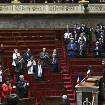 Le président ukrainien Volodymyr Zelensky devant une Assemblée nationale française clairsemée, le 7 juin 2024