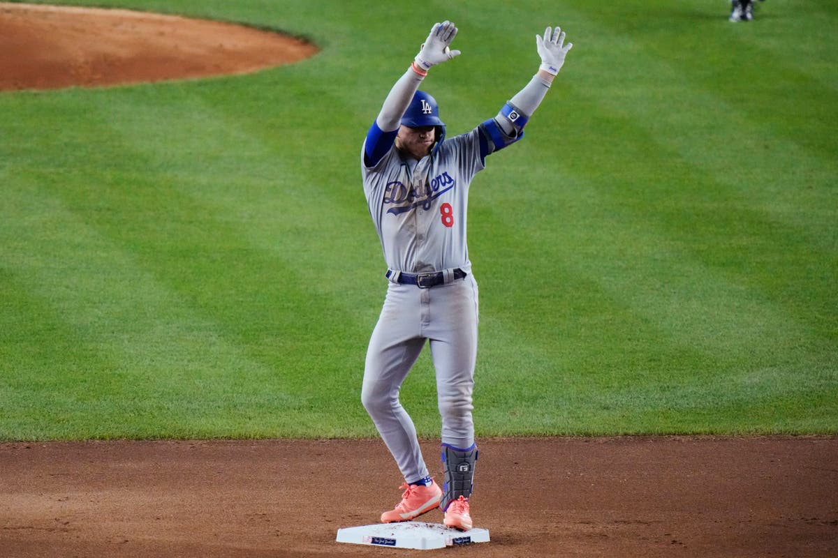 Dodgers' Kiké Hernández makes error in midst of live television interview