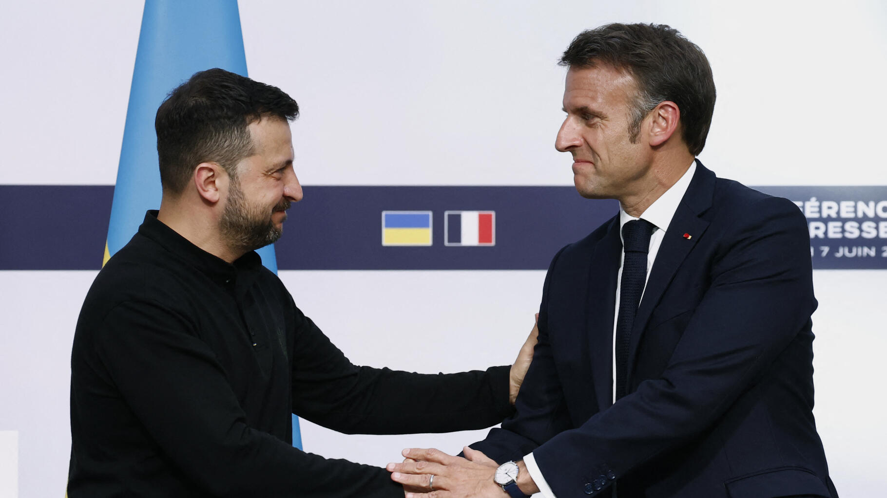 Avec Zelensky, Macron confirme l’envoi d’instructeurs militaires à Kiev malgré les « menaces » de Moscou