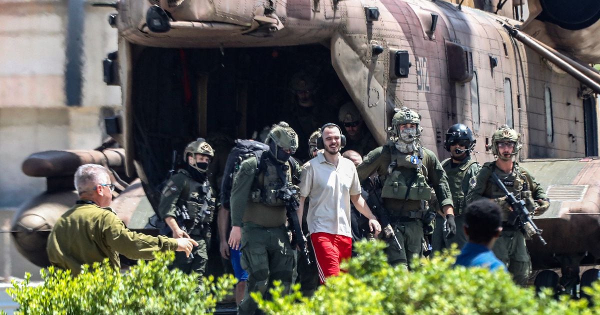 L'otage israélien Andrei Kozlov, 27 ans, sort d'un hélicoptère qui a atterri sur le terrain du centre médical Sheba, après son sauvetage par l'armée israélienne de la bande de Gaza, à Ramat Gan près de Tel Aviv, le 8 juin 2024, dans le cadre du conflit en cours dans le territoire palestinien entre Israël et le groupe militant Hamas. L'armée israélienne a déclaré que ses troupes avaient sauvé quatre otages israéliens vivants dans la bande de Gaza après une « opération complexe de jour » le 8 juin. Les quatre otages avaient été enlevés par des militants du Hamas lors du festival de musique Nova le 7 octobre, a déclaré l'armée dans un communiqué, ajoutant que les quatre otages avaient été emmenés à l'hôpital et se trouvaient dans un « bon état de santé ». (Photo Gideon MARKOWICZ / AFP) / Israël OUT