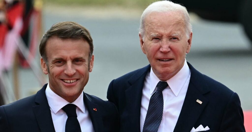 Le président français Emmanuel Macron (à gauche) et son homologue américain Joe Biden le 6 juin 2024 à Saint-Laurent-sur-Mer, en Normandie, dans le nord-ouest de la France