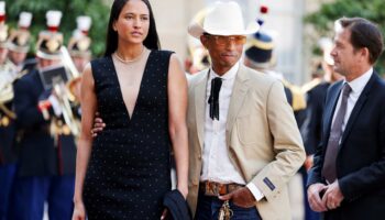Pharrell Williams est arrivé avec son chapeau de cow-boy au dîner d’État à l’Élysée