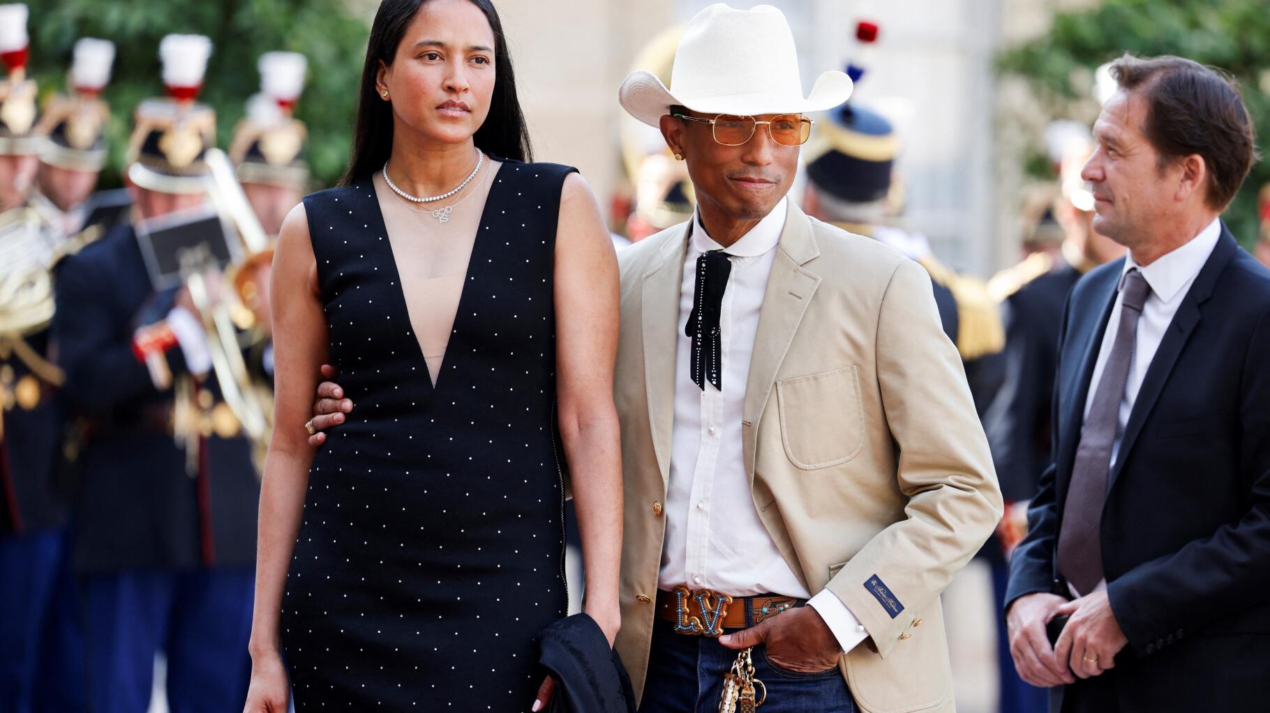 Pharrell Williams est arrivé avec son chapeau de cow-boy au dîner d’État à l’Élysée