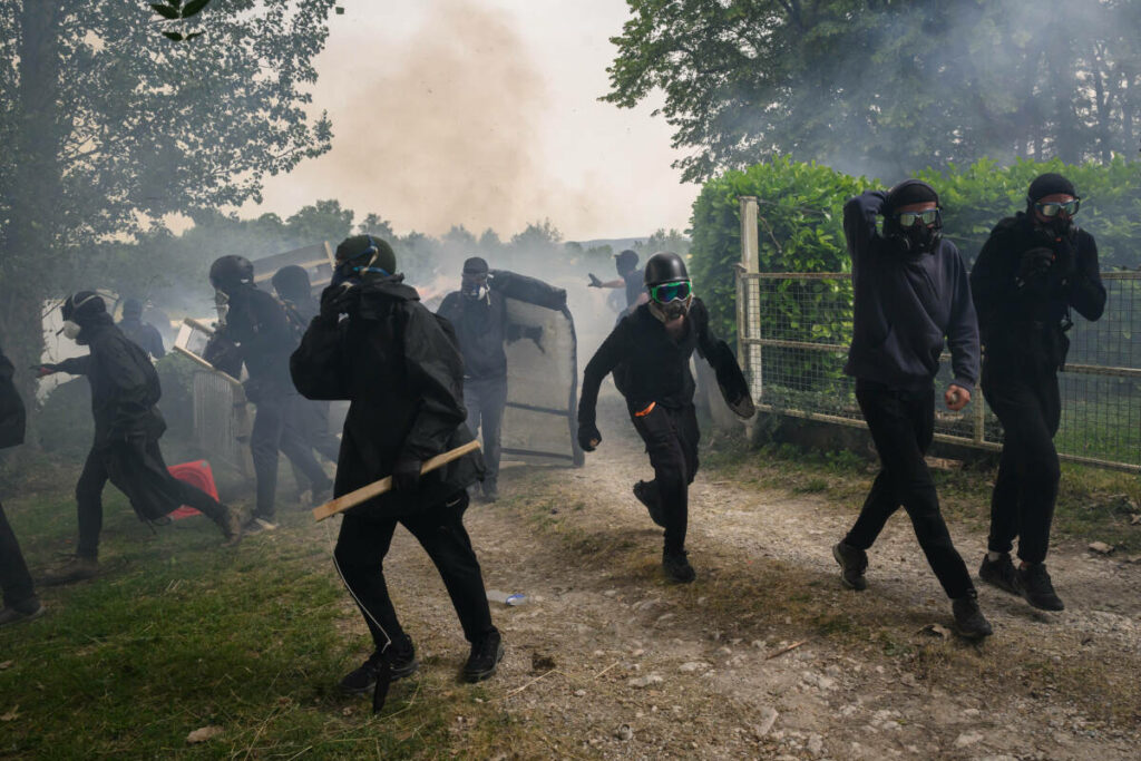 Mobilisation contre l’A69 : des affrontements en cours entre manifestants et forces de l’ordre