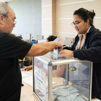 Un électeur vote pour l'élection du Parlement européen dans un bureau de vote à Dumbea, en Nouvelle-Calédonie, territoire français du Pacifique, le 9 juin 2024.