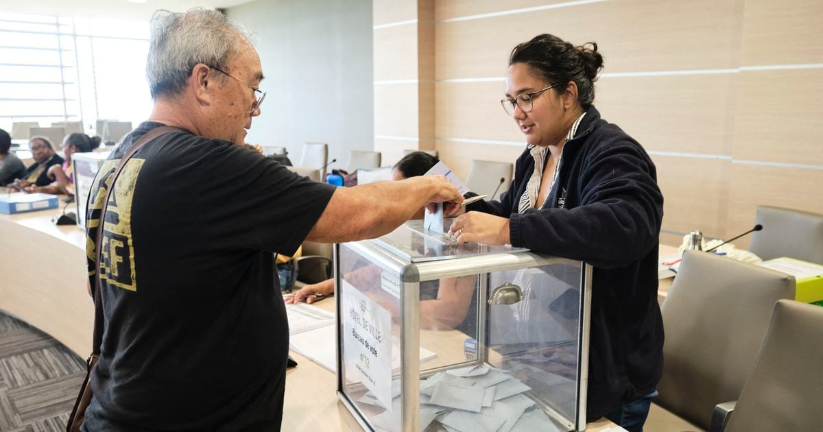 Un électeur vote pour l'élection du Parlement européen dans un bureau de vote à Dumbea, en Nouvelle-Calédonie, territoire français du Pacifique, le 9 juin 2024.