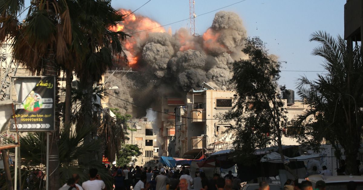 Une boule de feu et un nuage de fumée s'élèvent après une frappe aérienne israélienne contre la localité d'al-Bureij, dans le centre de la bande de Gaza, le 3 juin 2024