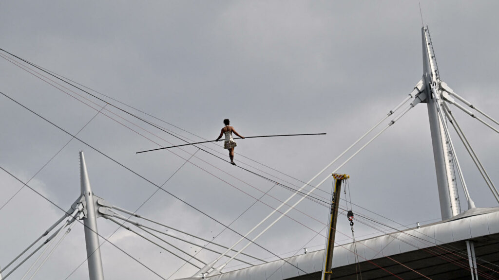 Avant les JO de Paris 2024, la funambule Tatiana-Mosio Bongonga a traversé les airs entre un quartier de Saint-Denis et le Stade de France