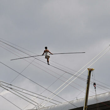 Avant les JO de Paris 2024, la funambule Tatiana-Mosio Bongonga a traversé les airs entre un quartier de Saint-Denis et le Stade de France