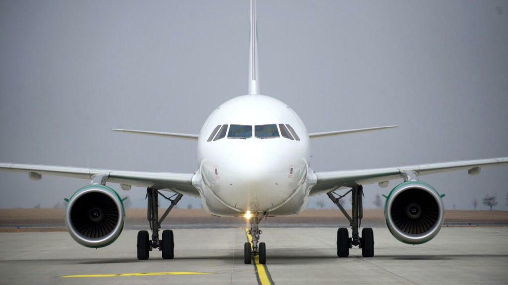 Stuttgart: Flugzeug am Stuttgarter Flughafen während Boarding evakuiert