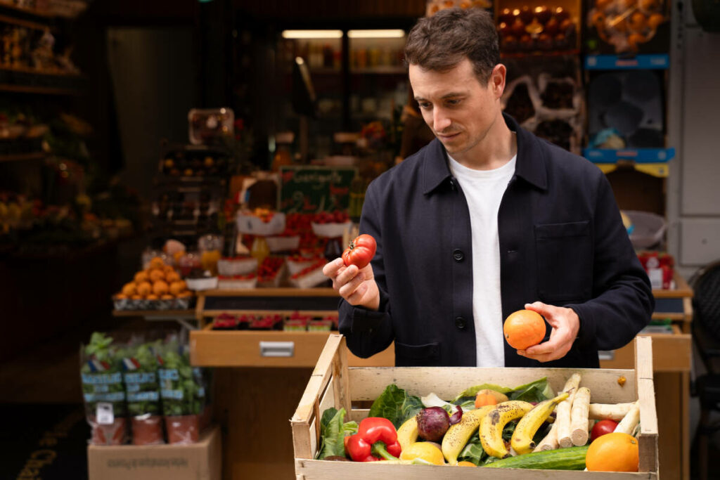 Hugo Clément sur le front du gaspillage alimentaire