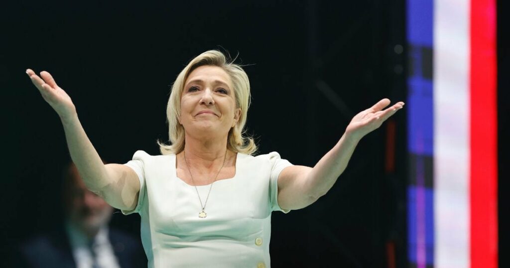 La cheffe de file des députés du Rassemblement National (RN) Marine Le Pen lors de la Convention "Europa Viva 24" à laquelle participent une dizaine de partis nationalistes européens, le 19 mai 2024 à Madrid