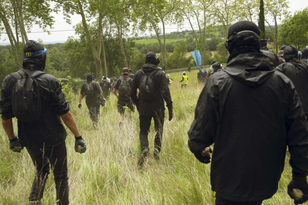 Mobilisation contre l’A69 : les images de la manifestation qui a dégénéré en affrontement avec les forces de l’ordre