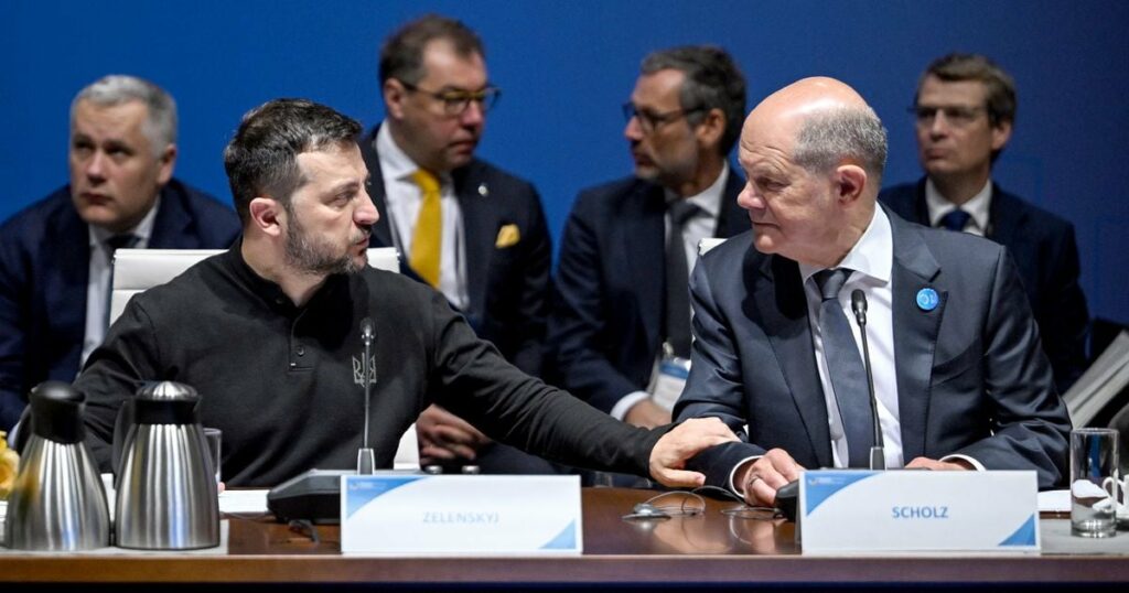 Le président ukrainien Volodymyr Zelensky (G) et le chancelier allemand Olaf Scholz au début d'une conférence sur la reconstruction de l'Ukraine, à Berlin le 11 juin 2024