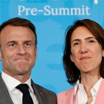 Le président Emmanuel Macron et la tête de liste du camp présidentiel aux européennes, Valérie Hayer, le 17 avril 2024 à Bruxelles