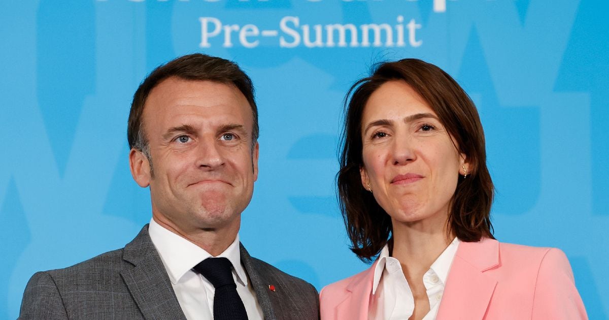 Le président Emmanuel Macron et la tête de liste du camp présidentiel aux européennes, Valérie Hayer, le 17 avril 2024 à Bruxelles