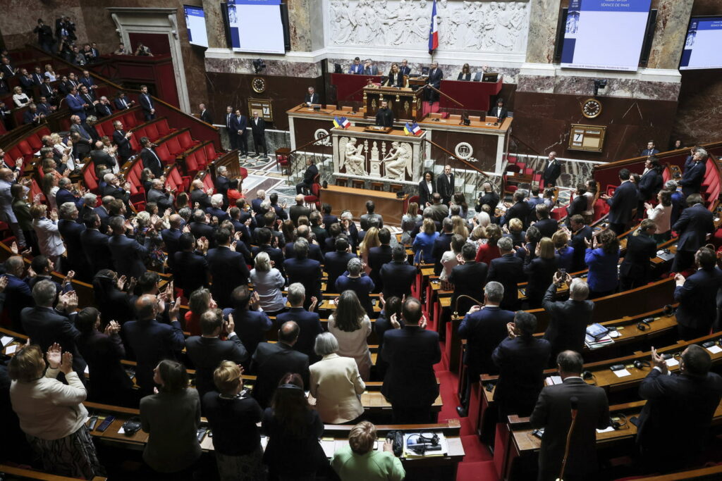 Les députés virés par Macron gagnent bien plus que le chômage : les montants détaillés